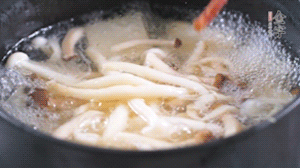 依次放火腿、豆腐，加水大火燒開，小火燉煮20分鐘，出鍋前撒上蔥花即可。