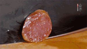 金字火腿肉香腸上鍋蒸15分鐘，切片備用。