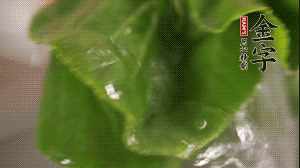 小青菜從根部掰開，分別洗凈。