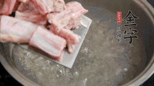 剁成塊狀的排骨洗凈，放入沸騰的鍋中，加姜片汆燙，2分鐘后撈出備用。