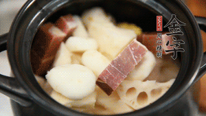 加水沒過食材，加料酒大火煮沸后，再小火燉煮1小時。（如果沒有砂鍋小火燉煮，用電飯煲的煮湯功能、高壓鍋也是可以的。）