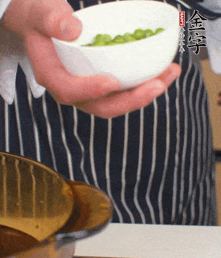 胡蘿卜、豌豆和干花菇焯水。