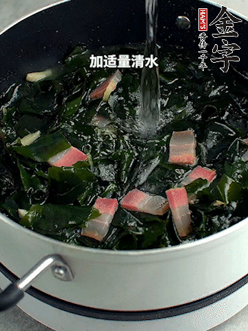 放入泡發(fā)好的裙帶菜翻炒一下，加適量清水燉煮。