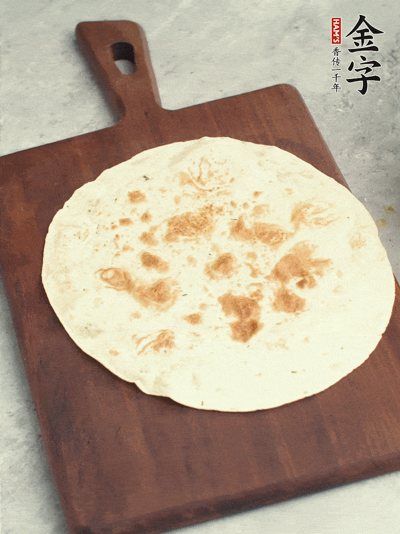 食材依次鋪在卷餅皮上，卷起來。