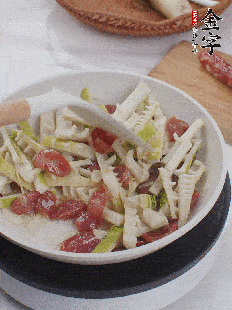 下春筍翻炒均勻，一小撮鹽調(diào)味。