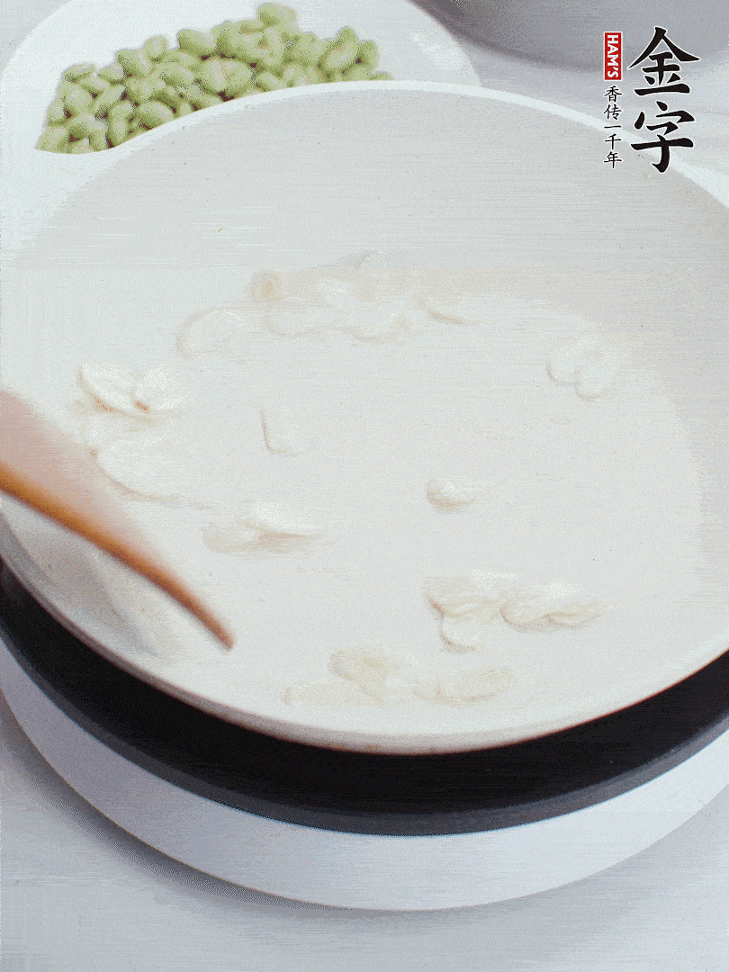 金字淡咸肉煮15分鐘，撈出切片。油5成熱時，蒜末、咸肉爆香。