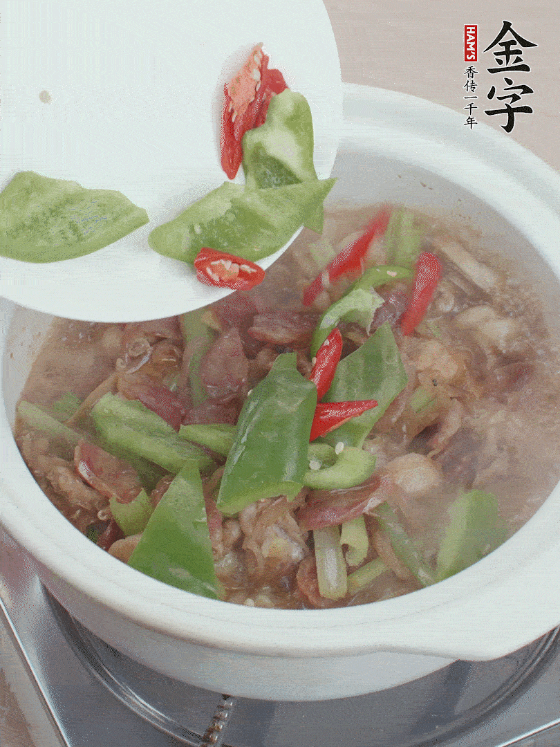 下綠菜椒，翻炒1分鐘。