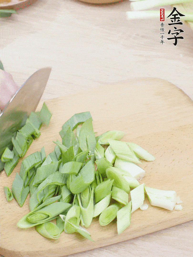 青蒜切段。（蒜白可以拍一下，再斜著切）