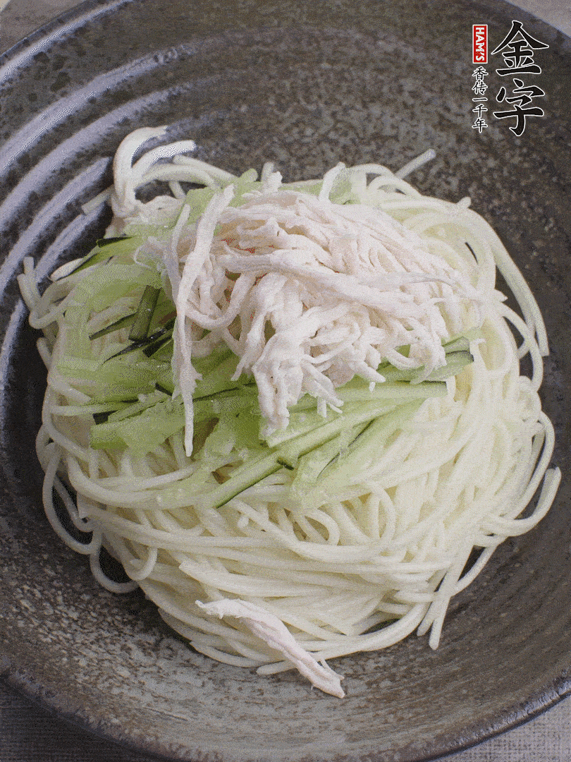 堿水面（熟）倒入大碗中，鋪上黃瓜絲、雞絲。