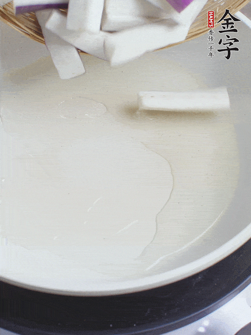 杭茄洗凈去蒂，縱向剖成4份，切成長10cm左右的段。白洋蔥切絲?？谀⑾磧羧サ舯＜t椒切菱形片。