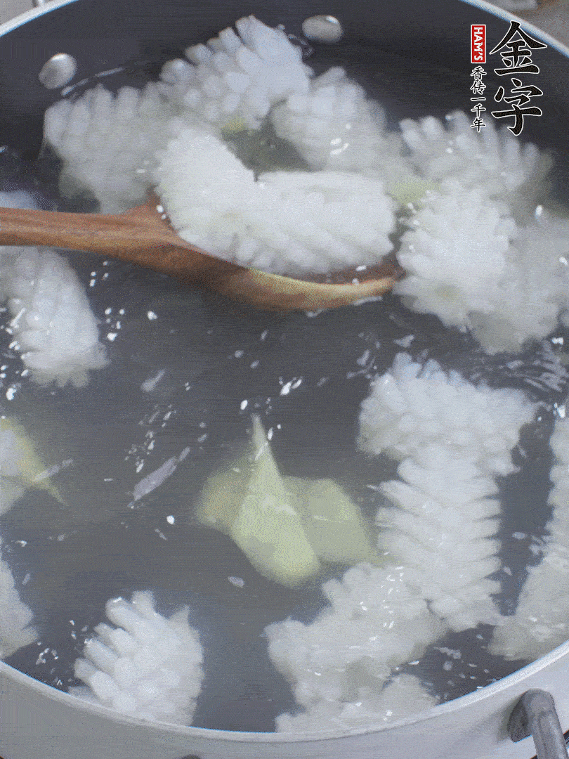 魷魚解凍后，加姜片、料酒汆燙30秒。