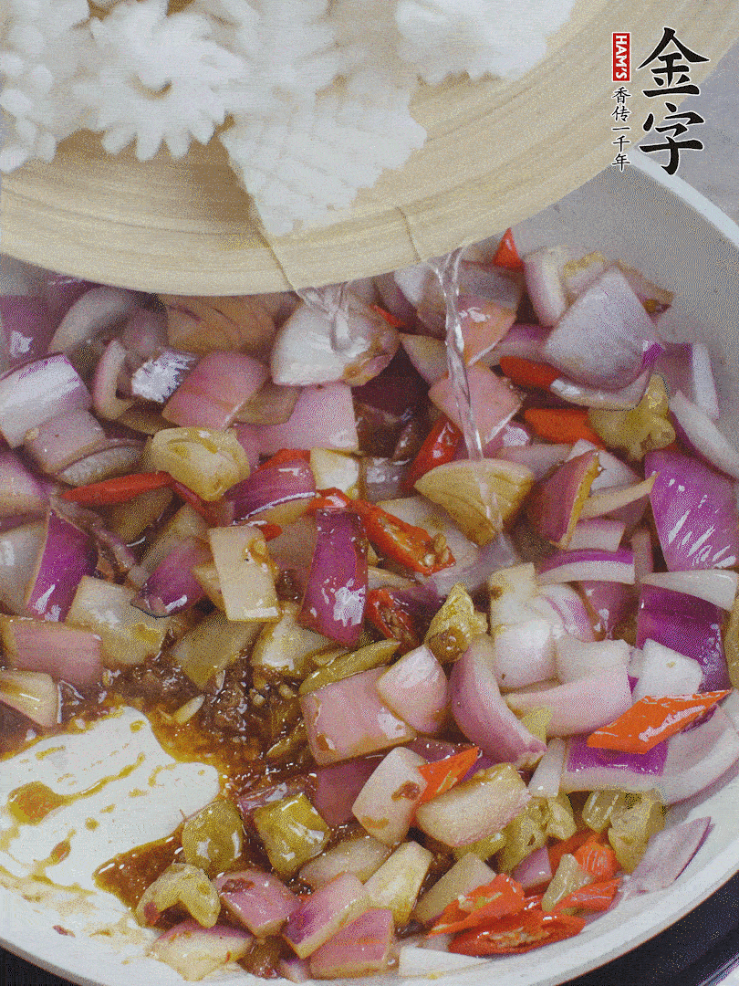 下魷魚花，2勺料酒炒勻。