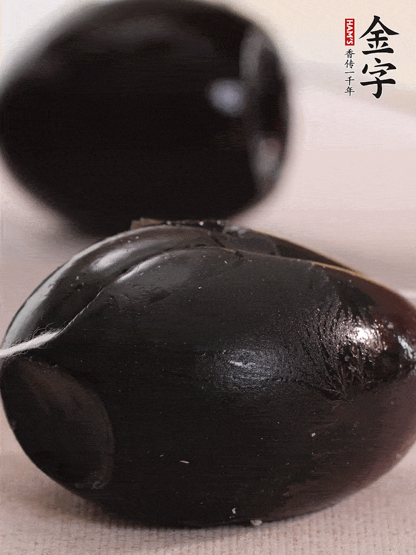 娃娃菜金針菇去跟洗凈，皮蛋改刀。