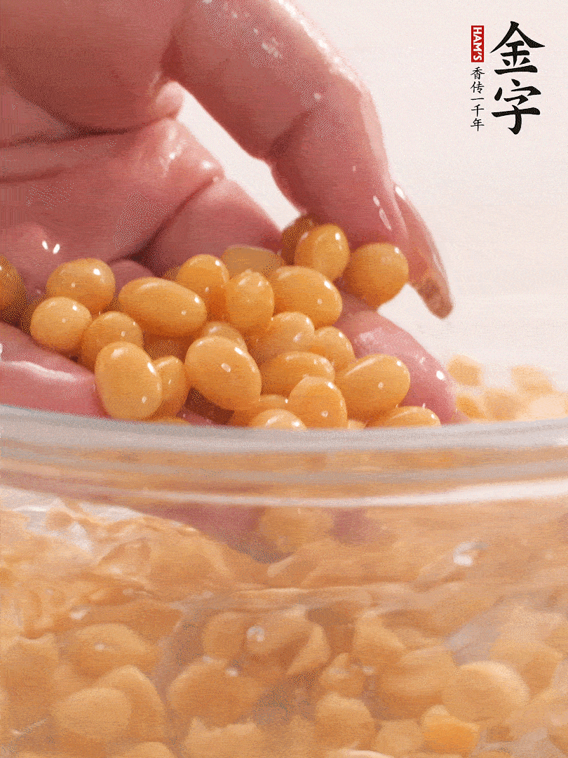 黃豆浸泡2小時，充分泡發(fā)，挑出干癟的不要。