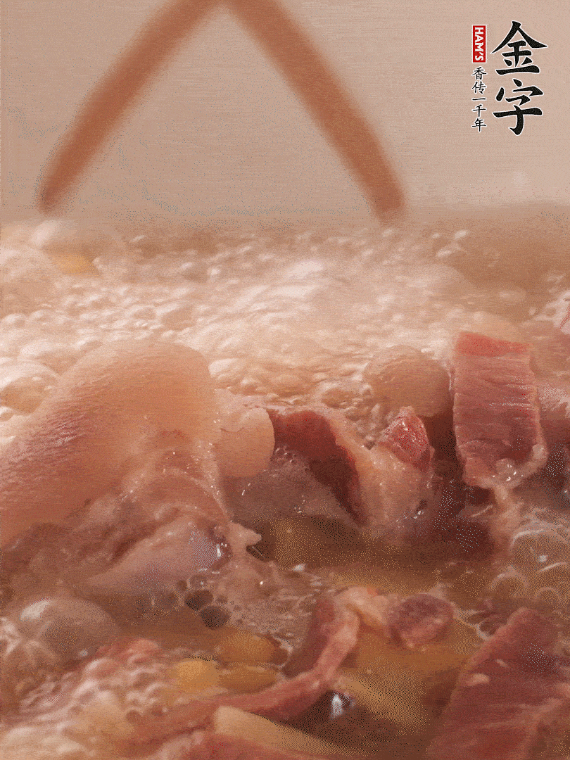 大火將水煮開后，蓋上鍋蓋，轉(zhuǎn)小火慢燉1個半小時。