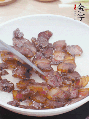 熱鍋少油，醬油肉煸出油脂，盛出。