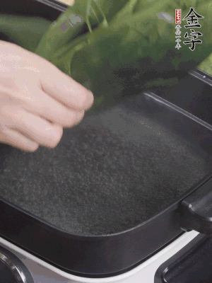 粽葉入沸水煮1分鐘，翻面再煮1分鐘，清洗干凈加水浸泡。