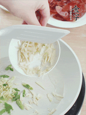 油4成熱，下蔥姜蒜、干辣椒、花椒煸出香味。
