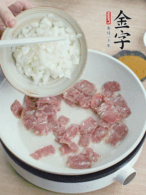 依次下洋蔥、紅菜椒、豌豆粒、玉米粒翻炒均勻。
