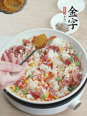 1勺咖喱粉、1/2勺鹽，少許黑胡椒碎炒均。
