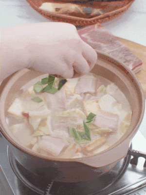 一小撮鹽、糖、雞精調(diào)味，最后撒點(diǎn)蒜葉點(diǎn)綴。