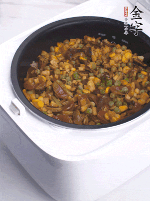 電飯煲按煮飯鍵，出鍋撒蔥花。