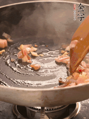 熱油爆香大蒜粒，煸香咸肉丁，淋一勺黃酒調味。