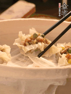 包好的燒賣放在蒸籠上，水開后蒸8分鐘左右。