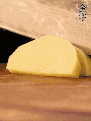 土豆去皮切丁。水開后，放入鍋中煮2-3分鐘，撈出瀝干水分。