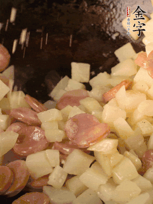 再放烤腸片煎熟。撒點鹽、孜然粉、辣椒面。
