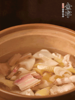 春筍、咸肉、咸肉一起入砂鍋，加姜片、料酒、清水大火煮沸到湯色變白。轉(zhuǎn)小火慢篤半小時(shí)。