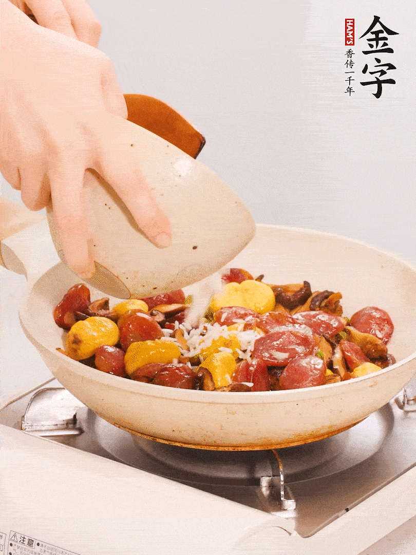 把米淘洗干凈，放入切好的香菇、板栗、毛豆。