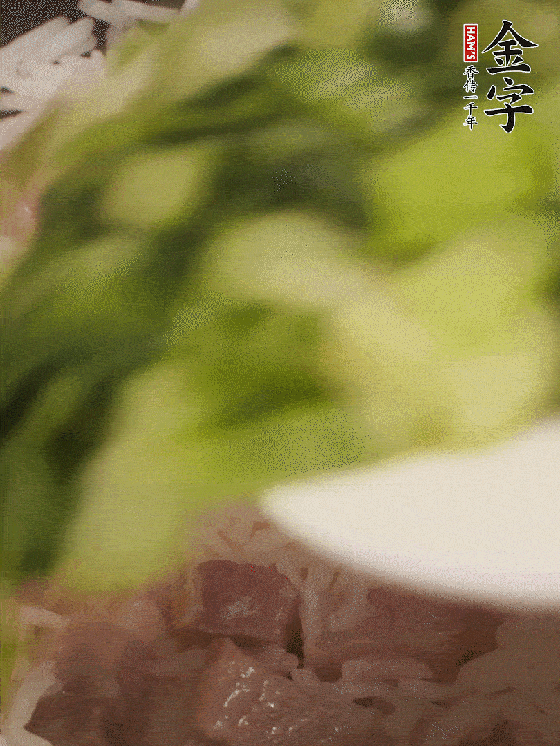 將燜煮好的米飯，倒入炒熟的蔬菜中，翻炒均勻鍆繼續(xù)燜煮5分鐘