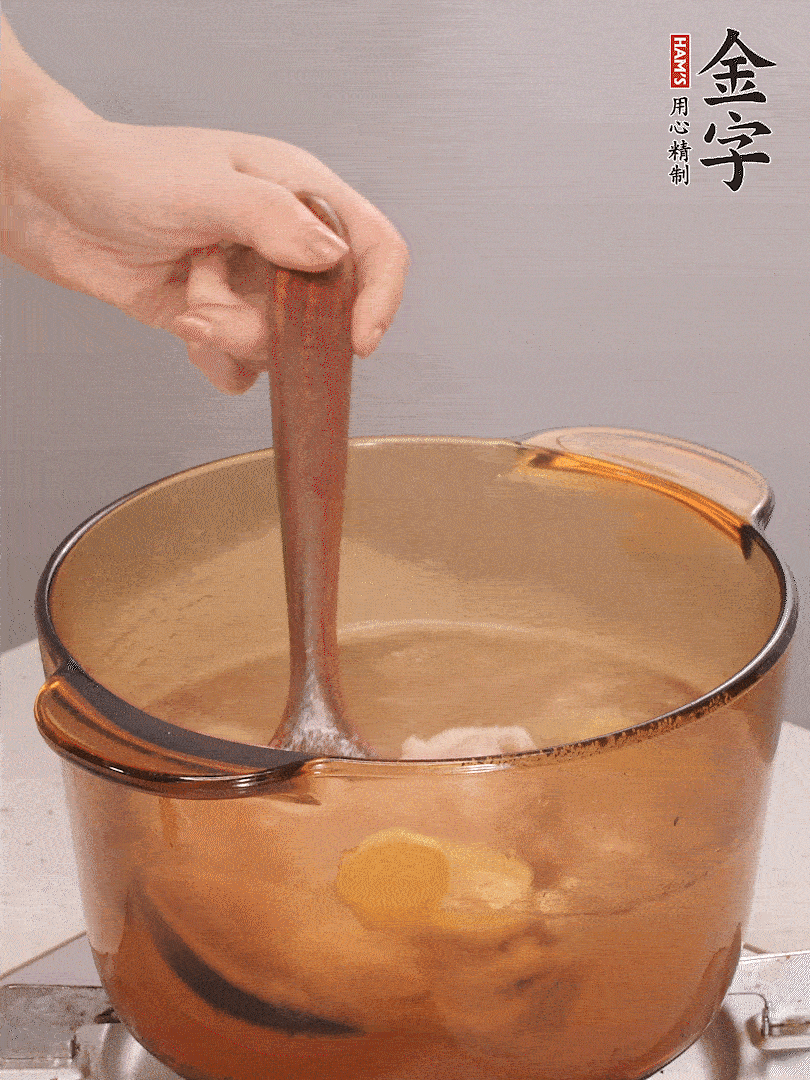 鴨肉、白果、火腿、生姜一起放入砂鍋，清水沒過(guò)食材，大火燉煮1小時(shí)