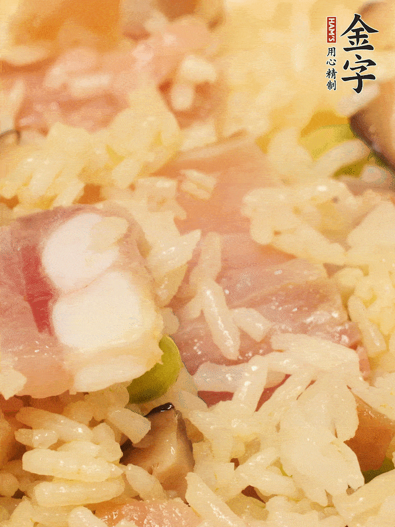 下米飯、蝦米繼續(xù)翻炒