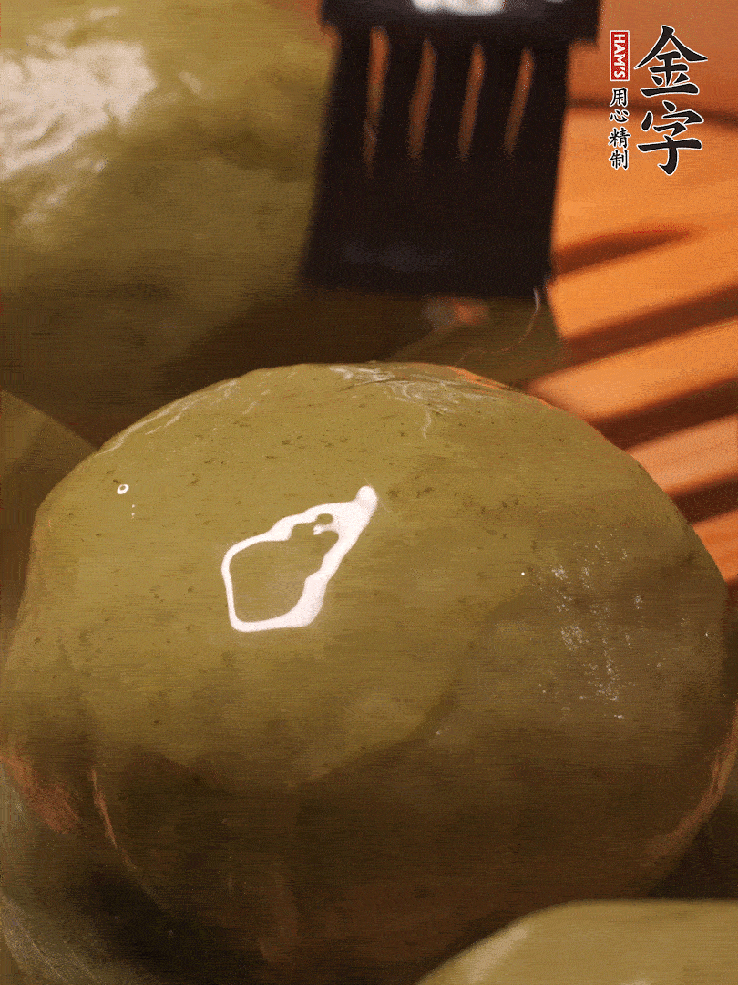 冷水下鍋，水開(kāi)后，蒸10分鐘，趁熱刷上熟油