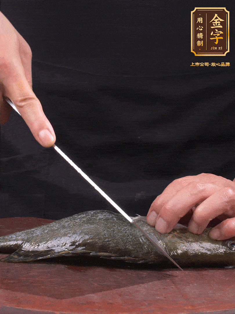 處理桂魚(yú)。收拾好的桂魚(yú)在兩側(cè)開(kāi)花刀