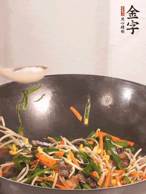 炒合菜：金字醬油肉、綠豆芽、韭菜