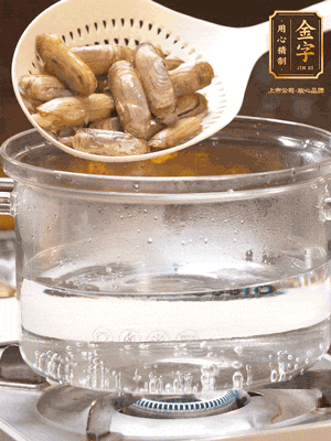 煮一鍋沸水，下蟶子汆燙30秒，撈出浸入冰水，取出蟶子肉