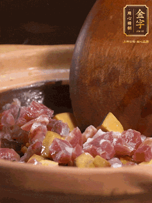 熱油下蒜片，倒入香腸丁、牛肝菌丁翻炒出香味