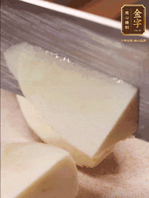 茭白去殼，底部一層老皮刨掉，切成滾刀塊