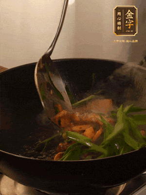 黃豆醬、鹽、糖調(diào)味，淋一圈花雕酒，蒜白先下，蒜葉后下