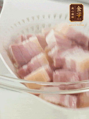 金字淡咸肉、排骨分別加料酒、蔥、姜冷水下鍋焯水，水開撇去浮沫撈出。