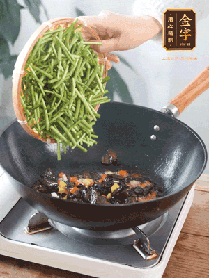 熱油煸香蒜末、姜粒、小米辣，再下臘肉煸炒出香味