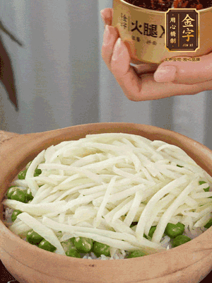 到水微干，放上豌豆、茭白絲。

