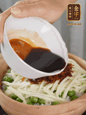 繼續(xù)小火燜3分鐘，淋上XO醬攪拌均勻。
