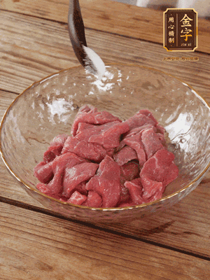 牛肉切丁，加黑胡椒海鹽、橄欖油腌10分鐘