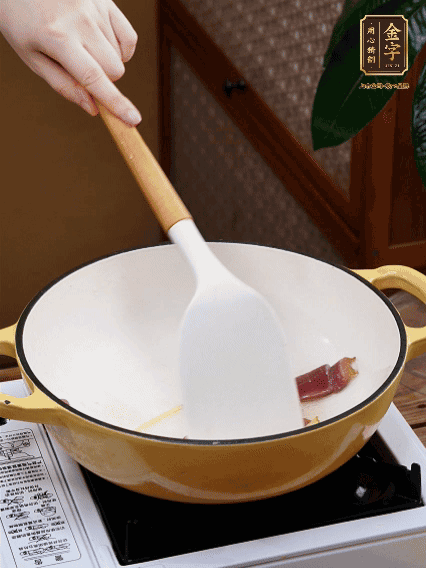 油熱，姜絲、火腿微微煸出香味